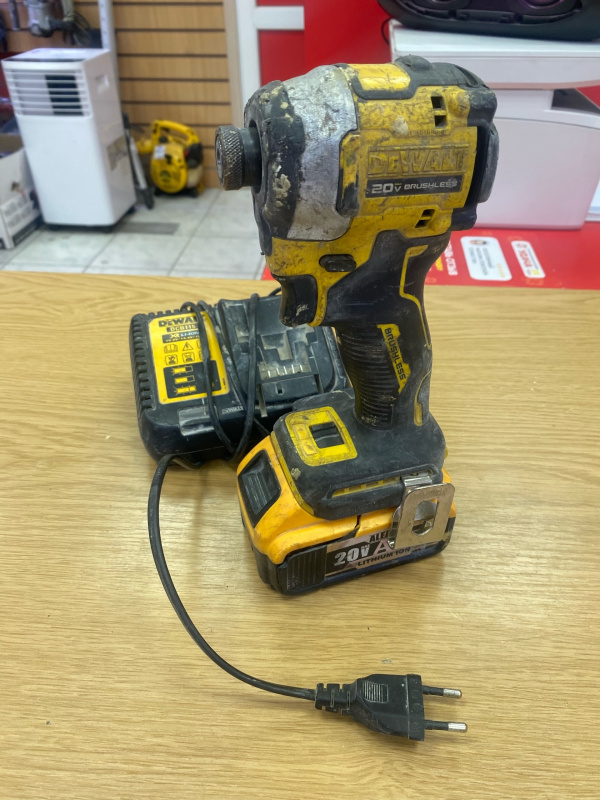 Гайковерт Dewalt 20V