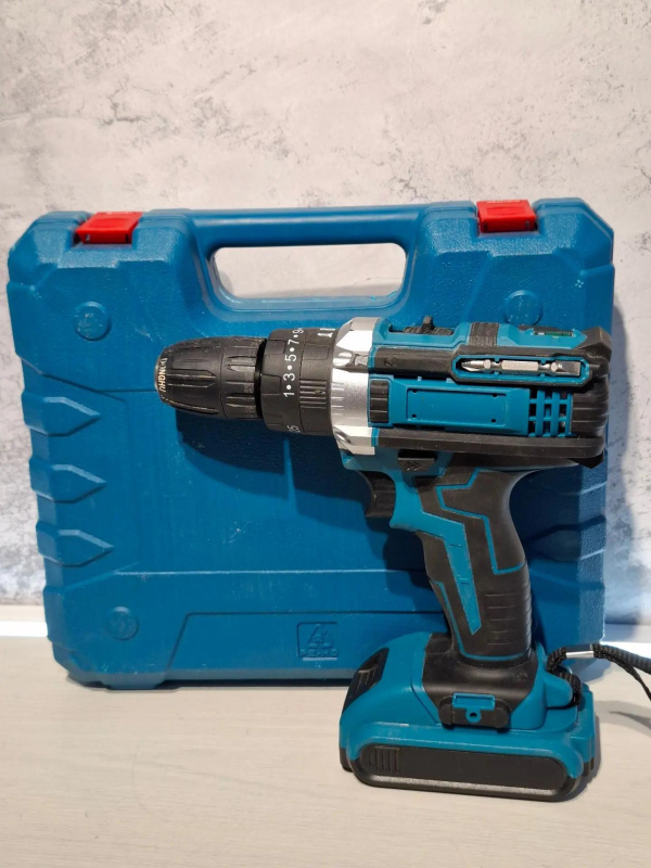 Шуруповерт Makita -
