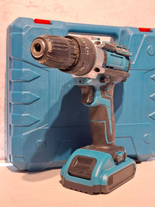 Шуруповерт Makita -